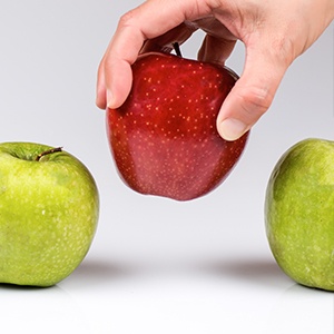 Three apples on top of the table