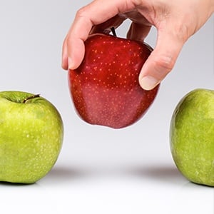 Three apples on top of the table
